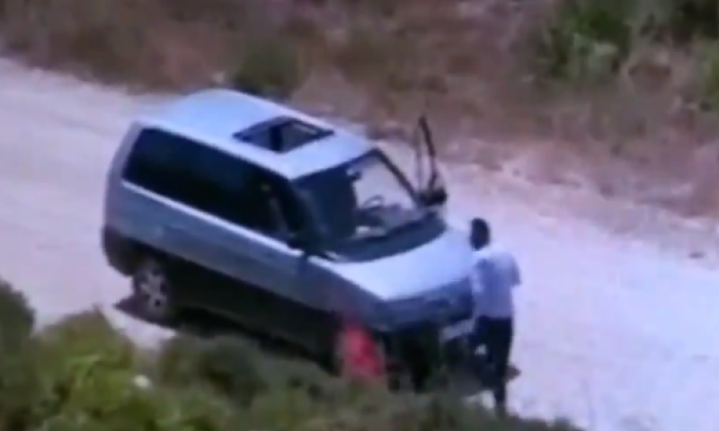 טרור הצתות: צפו בפלסטיני מצית שריפה סמוך לשילה