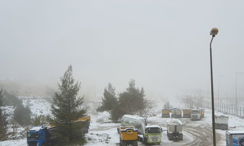 שלג כבד ברחבי הארץ; עשרות כבישים נחסמו