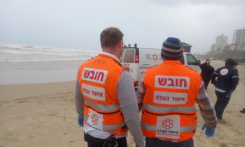 טרגדיה בחוף: גבר בן 60 טבע למוות בבת ים