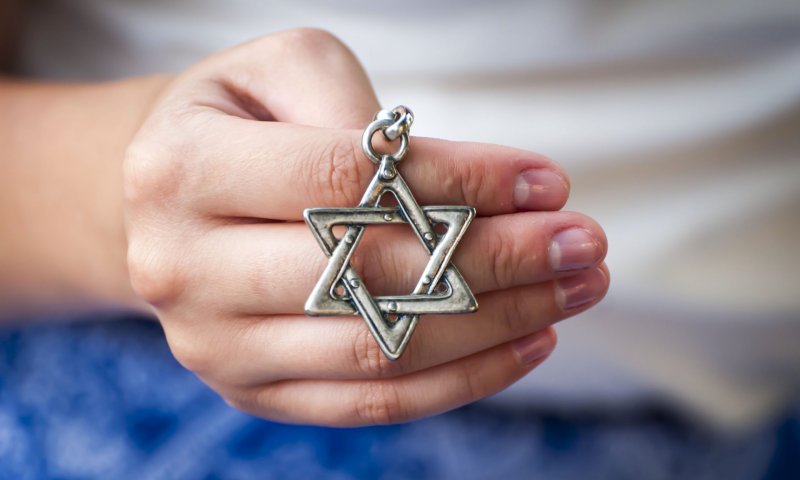 ארה"ב: קרוב לרבע מסתירים סממנים יהודים