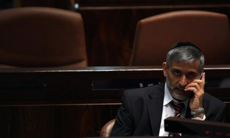 החל הקמפיין נגד ישי: "אלי, הכסא שלך בוער תתפטר"