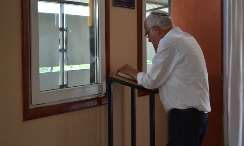 צפו: שר השיכון אריאל בציונו של רבי נחמן מברסלב