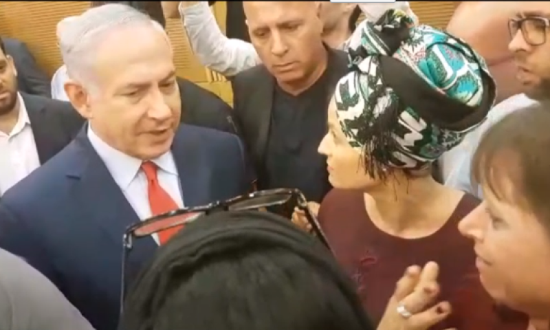 האם השכולה נשברה, ופרצה בבכי מול נתניהו