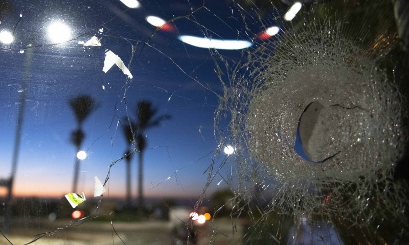 נהג אוטובוס הותקף באבנים ביישוב בית אל, רגלו נשברה