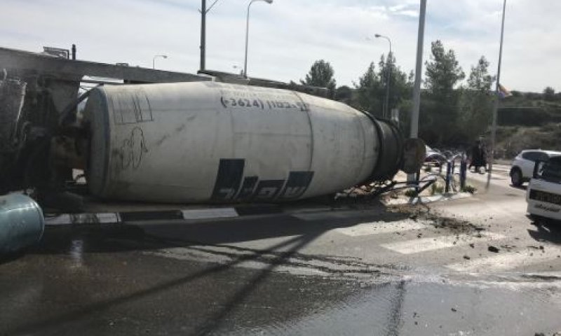 משאית התהפכה בבית שמש, הנהג נפצע בראשו