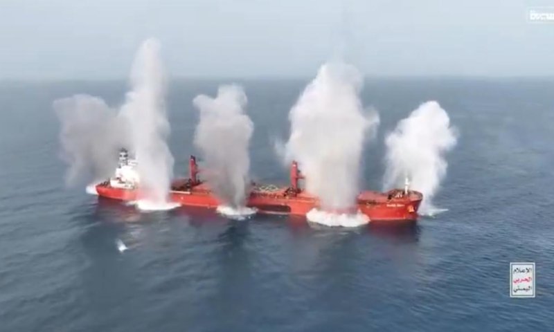 תיעוד דרמטי: החות'ים מטביעים ספינה בריטית בעשרות פיצוצים