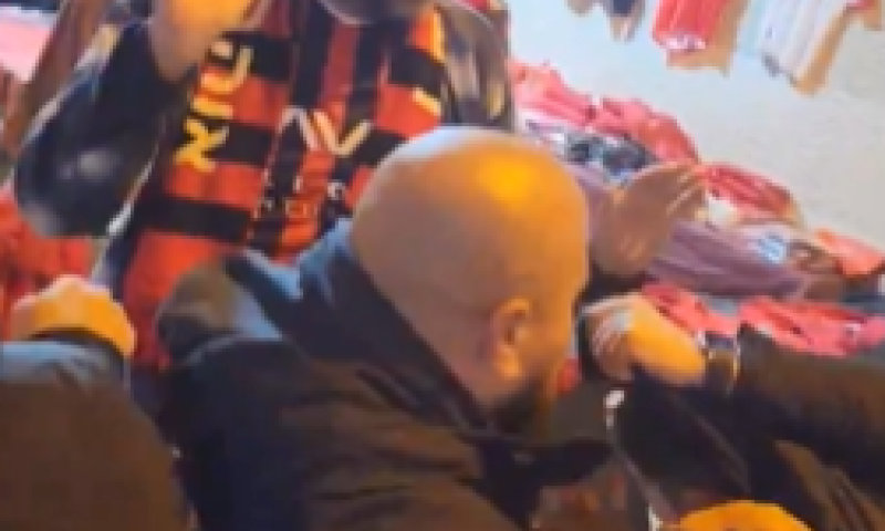 "אני לא נושם": חיים לוינסון נחנק על ידי שוטר. צפו