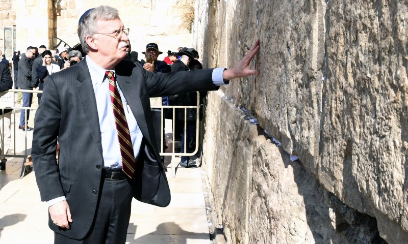 צפו: היועץ האמריקני לביטחון מבקר בכותל