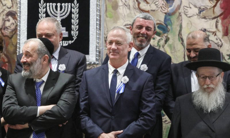 המנדט של גנץ: הליכוד וכחול לבן ייפגשו למו"מ