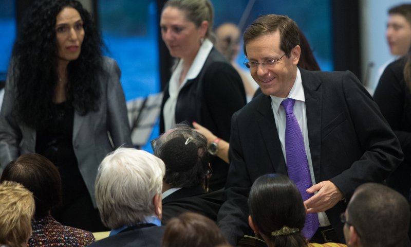 מכה להרצוג: ליברמן לא ישב בממשלה עם מרצ