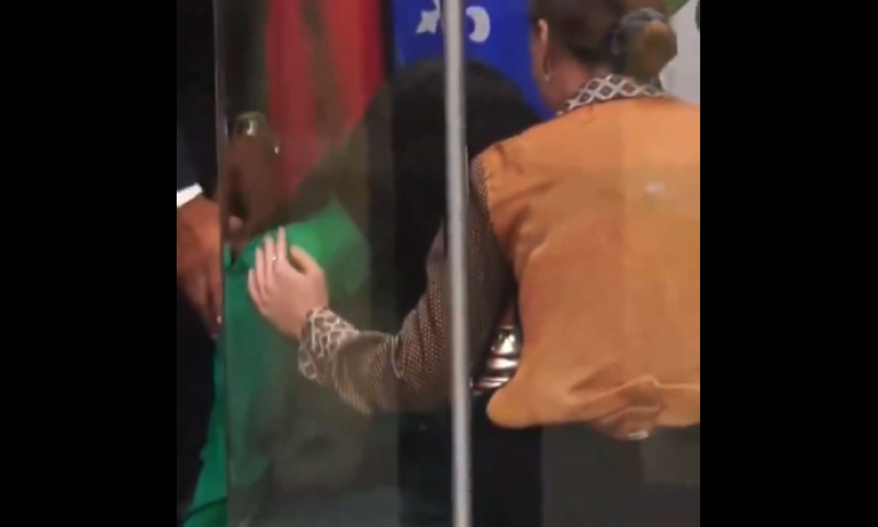 בשידור חי: ראש עיריית מונטריאול התעלפה