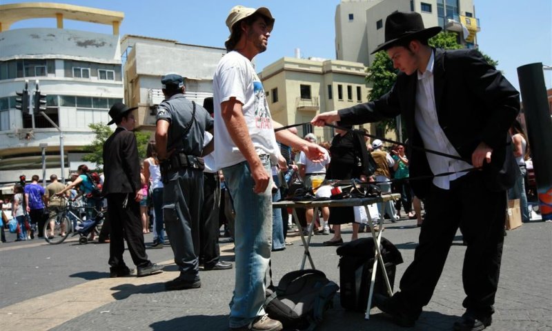 דוכני תפילין? לא בשכונת רמת אביב הירוקה