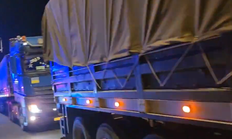 צפו: ההורים השכולים חסמו שיירת משאיות לעזה