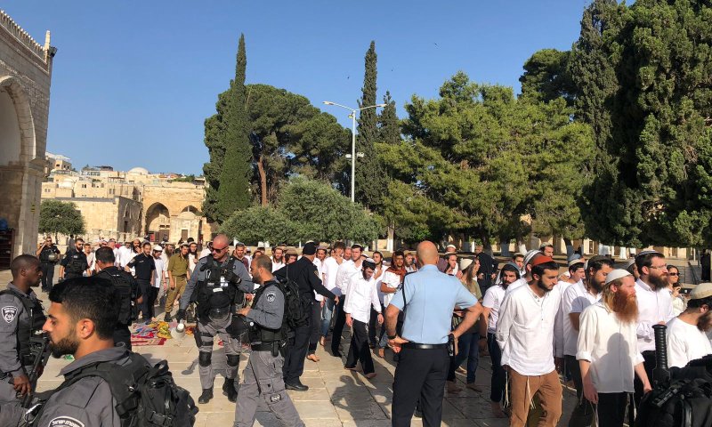 אלפים עלו להר הבית, מאות מתפרעים יידו כסאות ואבנים