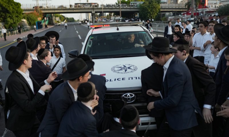 עיתון יתד נאמן: "הצילו! חרב על בית המדרש"