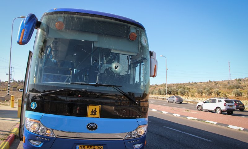 אוטובוס של תלמידים נרגם באבנים, 2 פצועים במקום