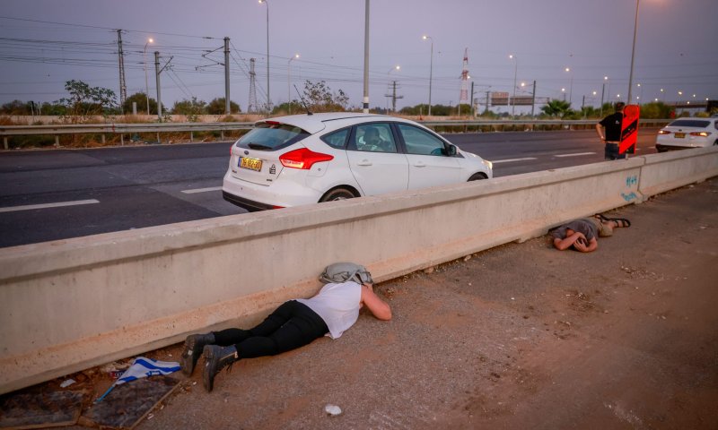 אזעקה בעכו והקריות: 40 רקטות שוגרו מלבנון