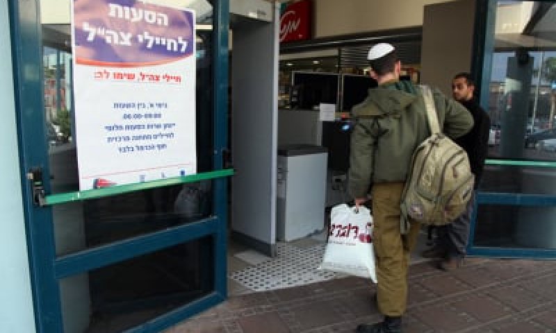 החיילים נתבקשו לשלם ברכבת. הבני"שים נסעו בחינם