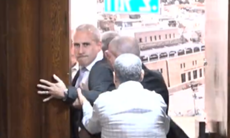 כמעט עימות פיזי: הח"כ נבלם בדרכו לאיימן עודה. צפו
