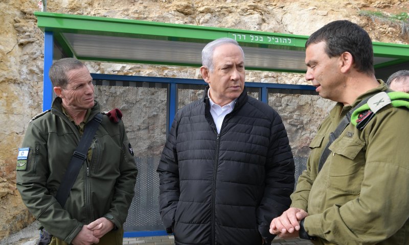 נתניהו בגבעת אסף: הטרור לא יעקור אותנו מכאן