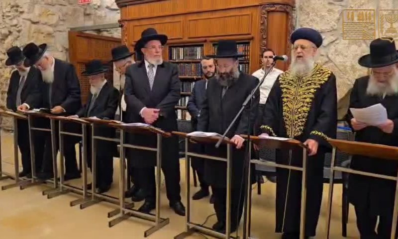 צפו: הרבנים התפללו בכותל להצלחת המבצע באיראן