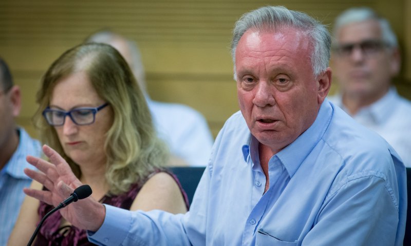 ברושי בפנייה לבנט: צריך להתמקד בהכחשת השואה