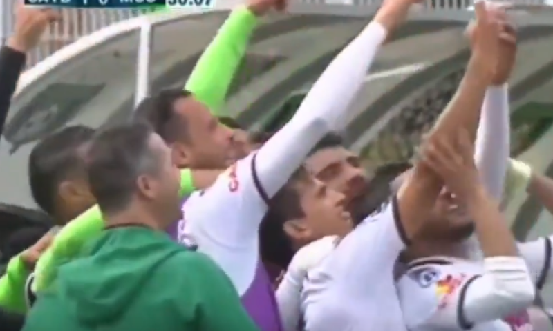 הזוי: הכדורגלן חגג את השער בסלפי &ndash; וחטף