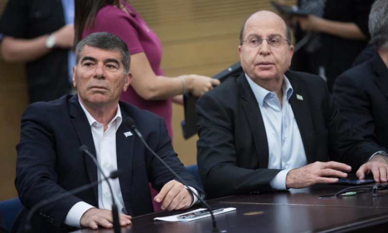 אשכנזי ויעלון: ממשלת מיעוט רק עם ליברמן