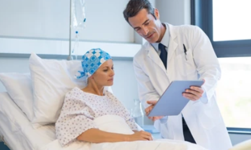 הטיפול נגד הסרטן הופסק; כי התלוננה על דגל להט"ב