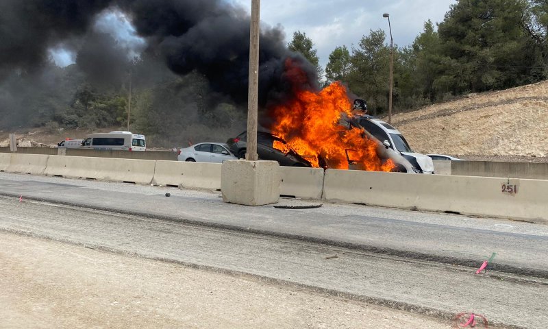 תאונת שרשרת בכביש 6; הרכבים התחילו לבעור