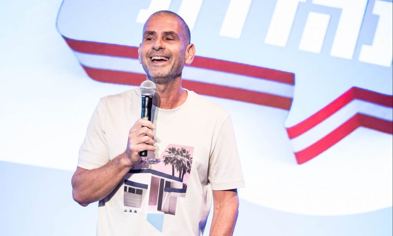 אי אפשר איתה ואי אפשר בלעדיה: ארץ נהדרת חוגגת 20