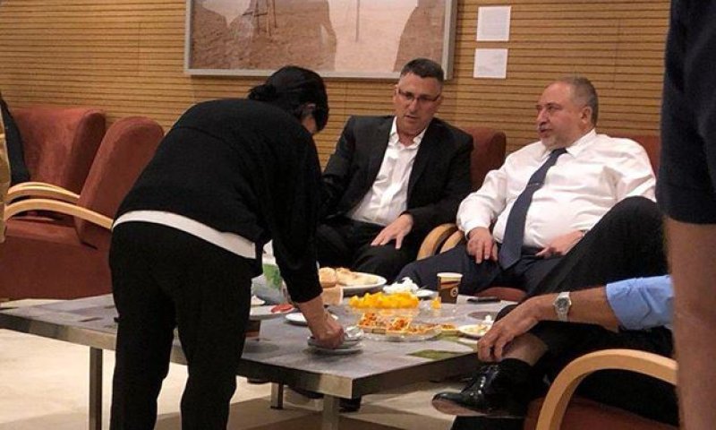 בדרך לממשלה חלופית? ליברמן תועד נפגש עם סער