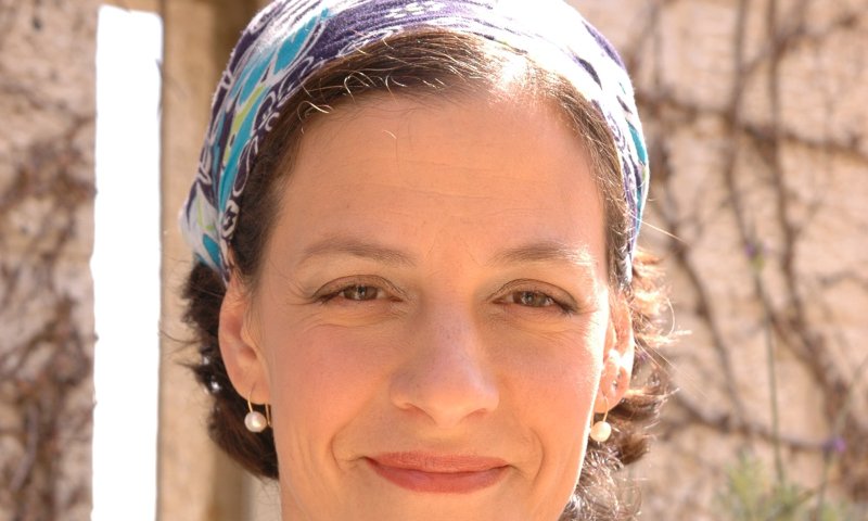 אפרת שפירא רוזנברג תחליף את אמילי עמרוסי