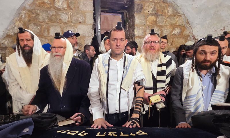 לראשונה מזה 25 שנה: תפילת שחרית לאור יום בקבר יוסף