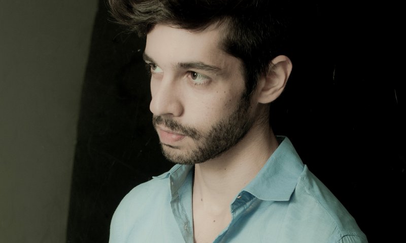 הזמר שי גבסו בשיר פרידה מהשפה העברית