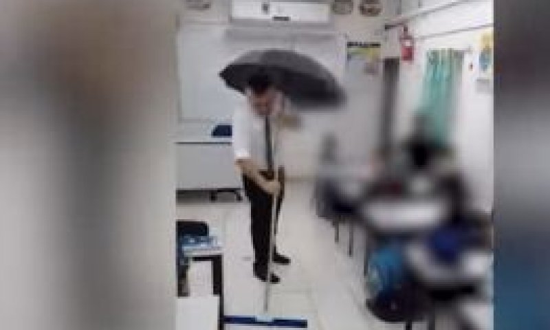 ביזיון: הכיתה הוצפה; המורה לימד עם מטריה. צפו