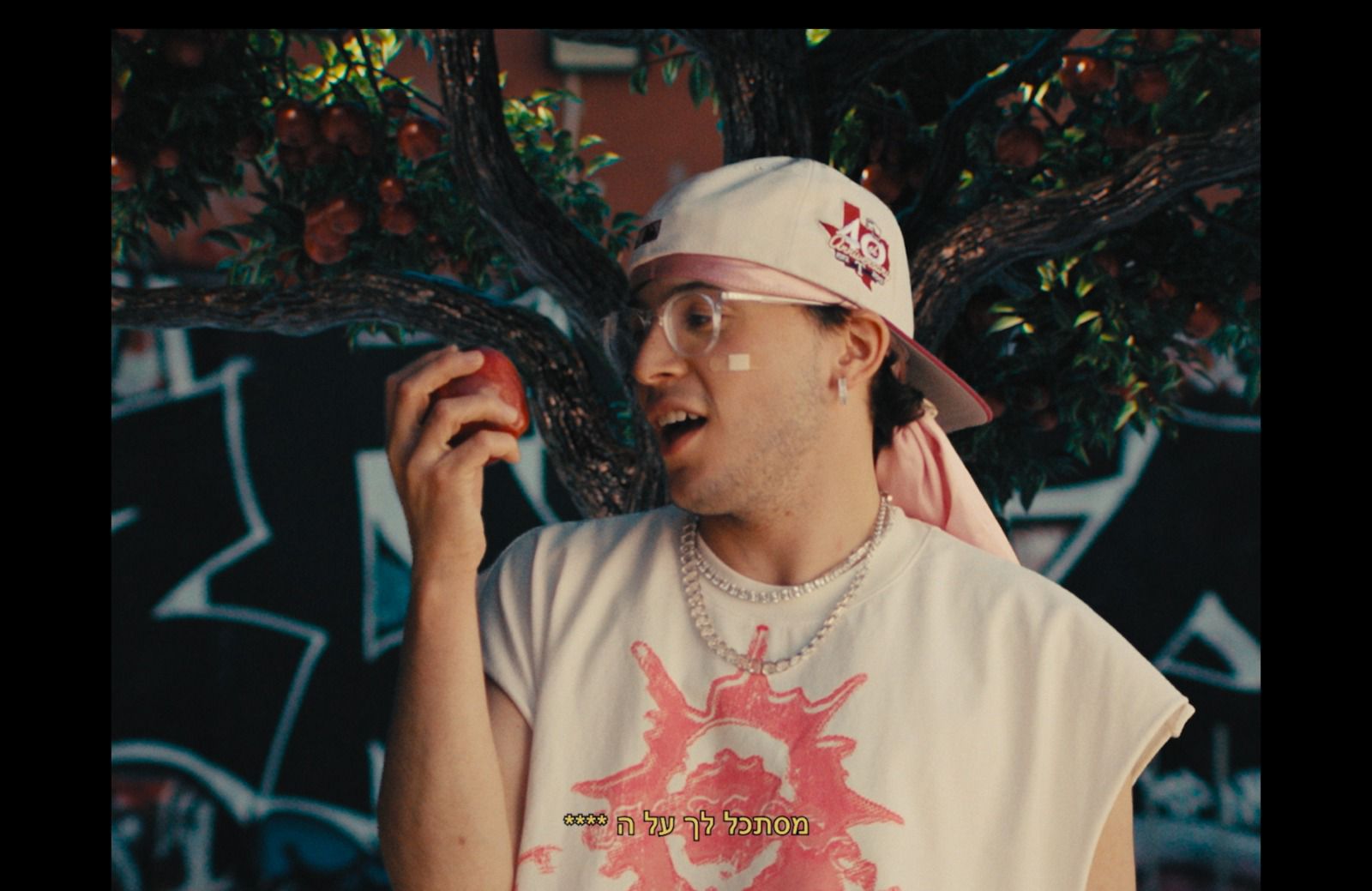 (צילום מסך מתוך הקליפ 'טוק טו מי')