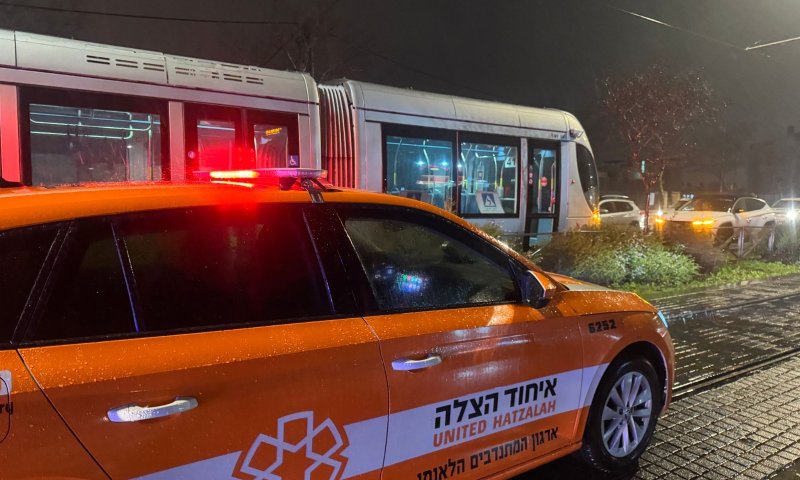 הרכבת הקלה הושבתה בעקבות תאונת דרכים: פצוע קשה פונה לביה"ח