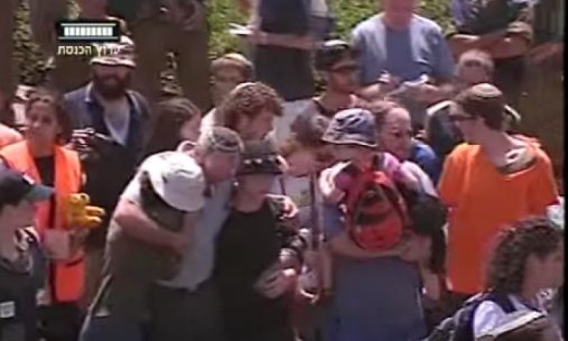 4 מגורשים מספרים; צפו בסרט "נגמרו הדמעות"