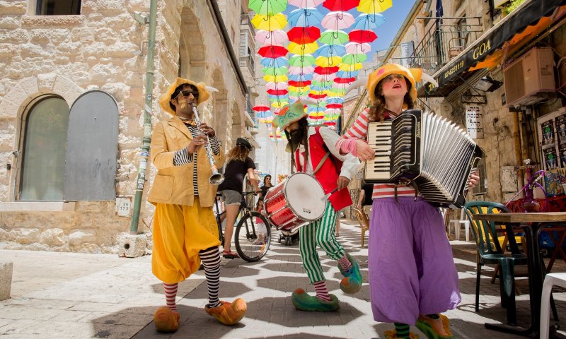פתחו מטריות: מיצב המטריות של ירושלים חוזר