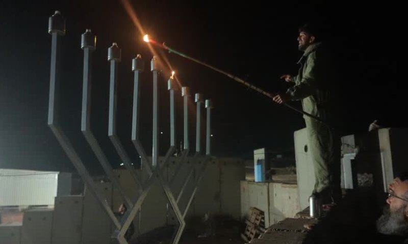 תמונת היום: לוחמים מדליקים את החנוכייה הכי מזרחית בישראל