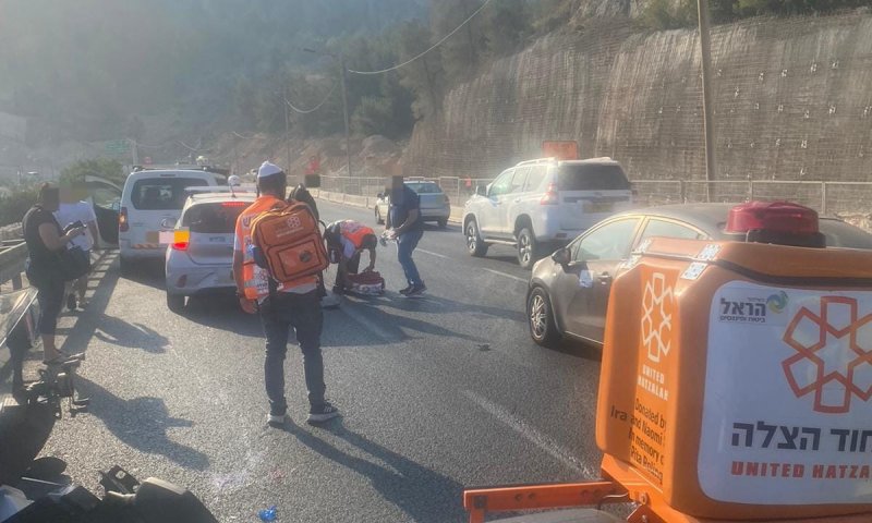 ירושלים: רוכב אופנוע החליק בעת הרכיבה; מצבו קשה