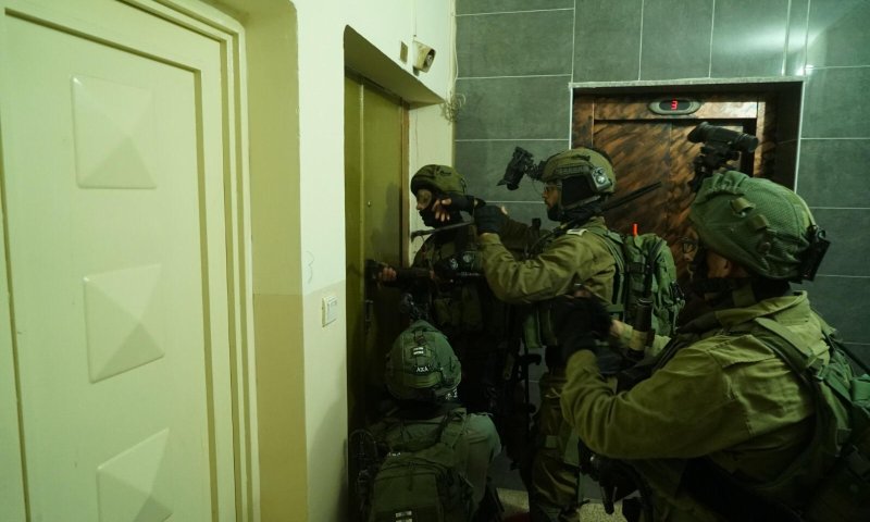 צה"ל פשט על יו"ש: עשרות מחבלי חמאס נעצרו. צפו