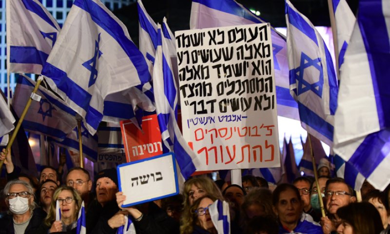 תלמיד ישיבה נאם בהפגנה בת"א: "נגן על הדמוקרטיה"