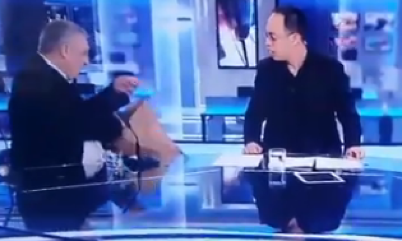 בשידור חי: ניר חפץ העניק לכתב 'הארץ' חמוצים. צפו