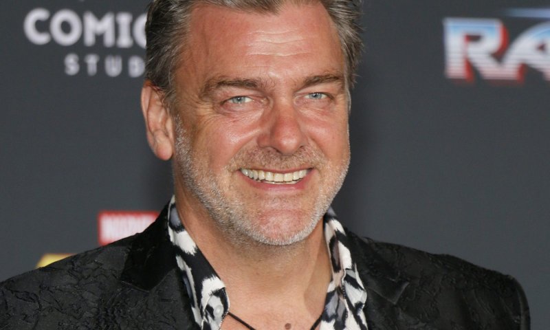 השחקן וכוכב "מארוול" ריי סטיבנסון הלך לעולמו