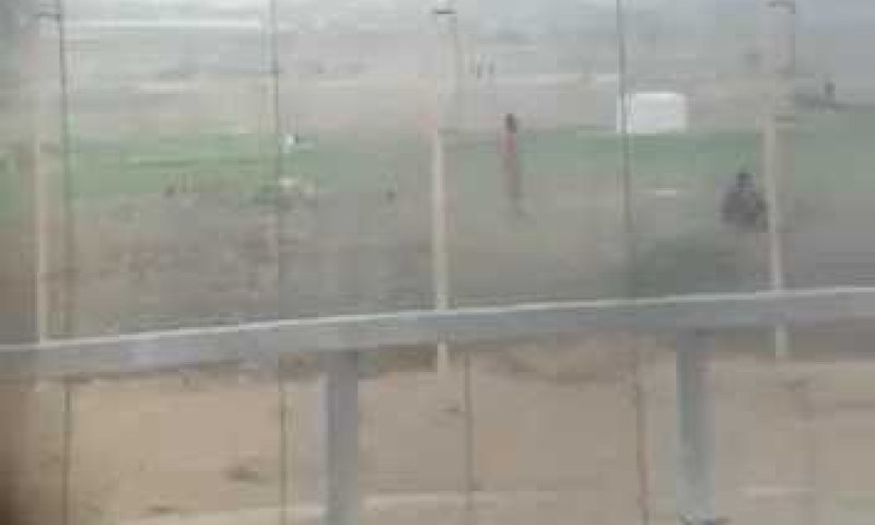 תיעוד: צלף פוגע בפלסטיני בעזה; הלוחמים צהלו