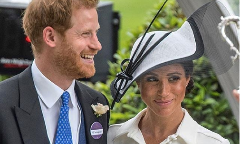 למה כובע? בממלכה הבריטית חוגגים שיק מוגזם