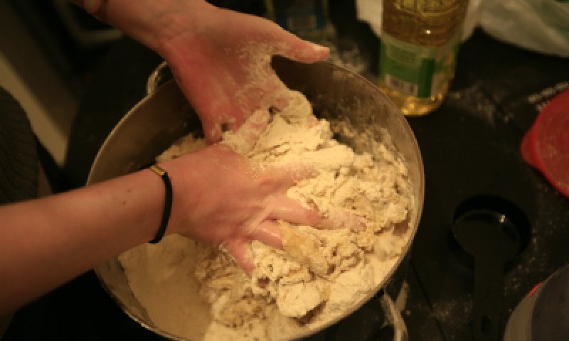 האם טקס הפרשת חלה נוגד את היהדות?