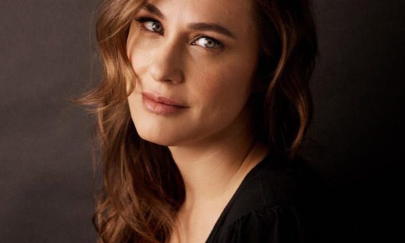 "בשדה מאחורי הבית": קרן פלס וילדי הקיבוצים מהדהדים את הטבח